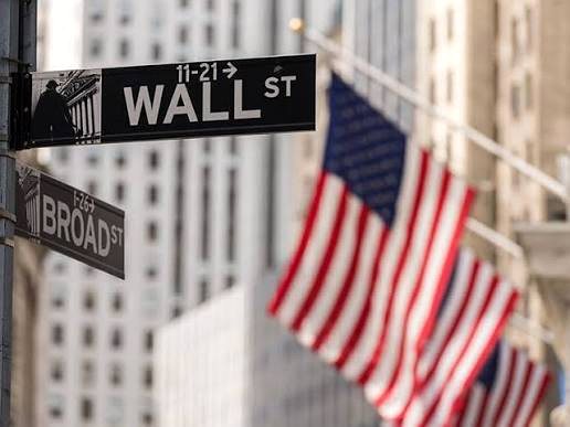 Il cartello di Wall Street con le bandiere americane